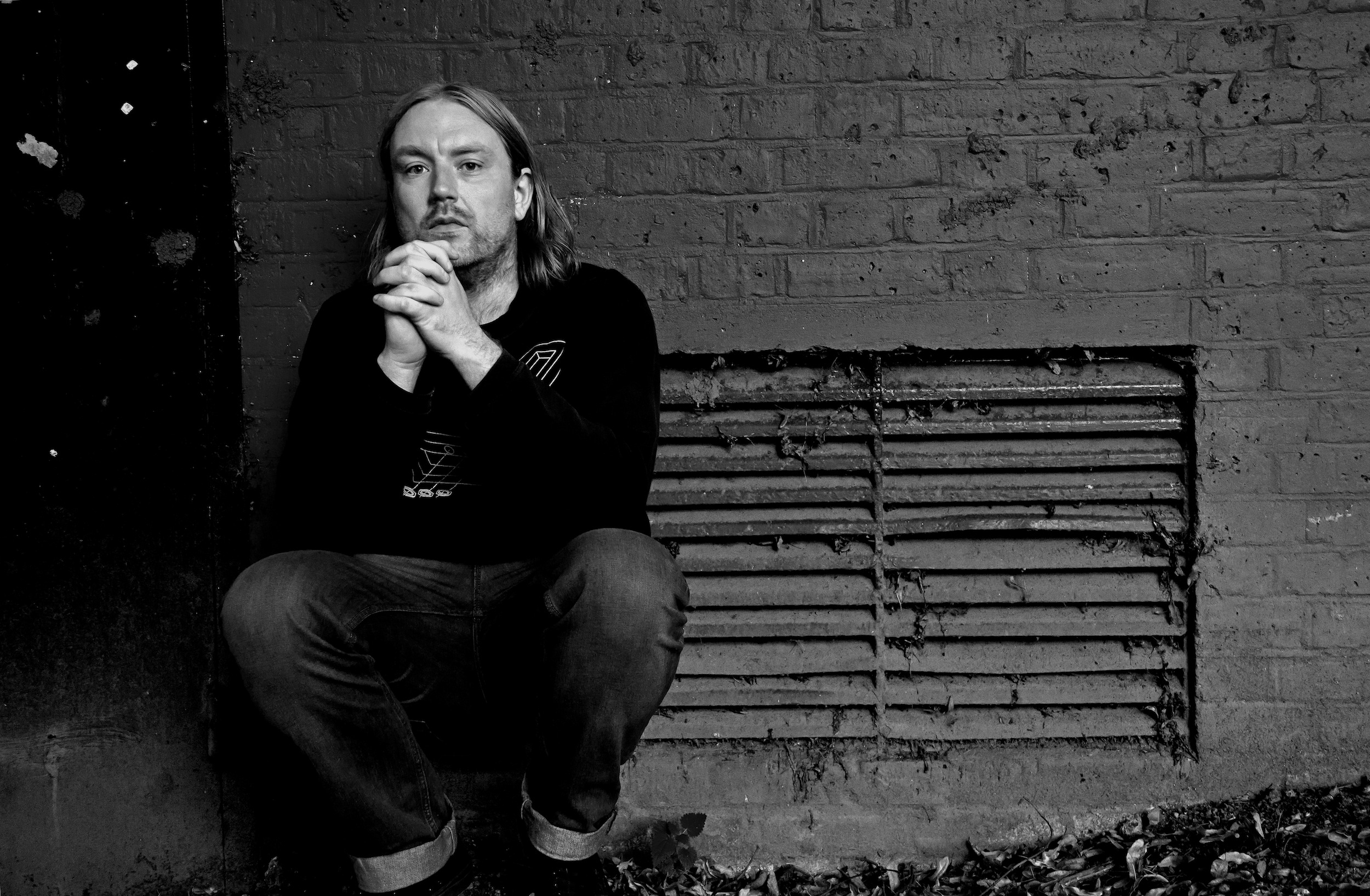 wall kneel 1 b_w mailout